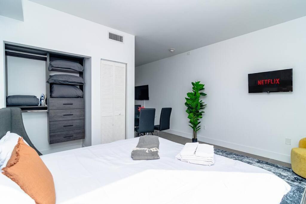 King Bed Brand New Oasis Minutes To Brickell Miami