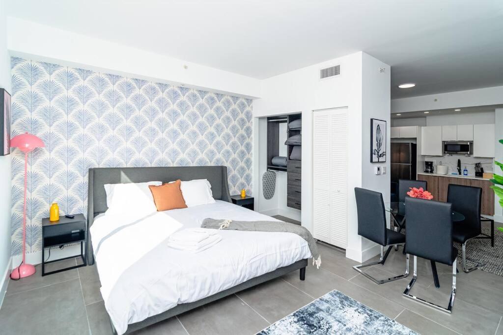 King Bed Brand New Oasis Minutes To Brickell Apartment